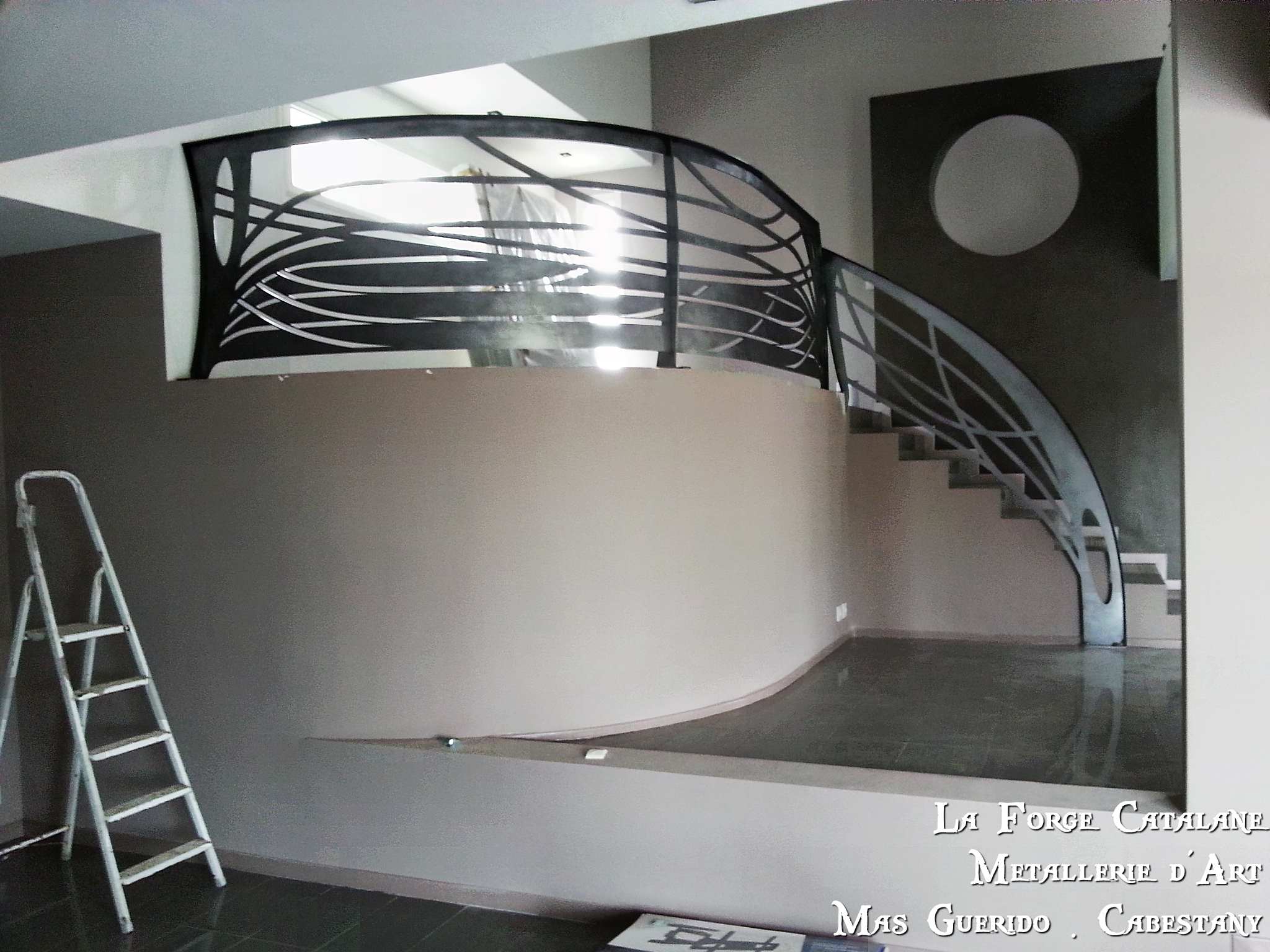 rampant moderne vue ensemble garde corps et rampant decoupe laser fer forge catalane.jpg